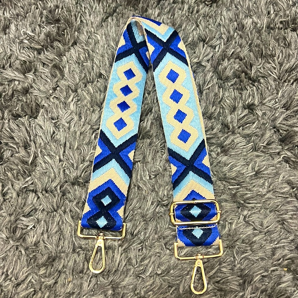 Adjustable bag strap attachment